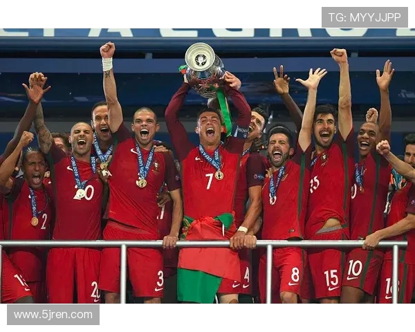 克罗斯的足球传奇之路：从青涩少年到世界顶级中场的成长历程