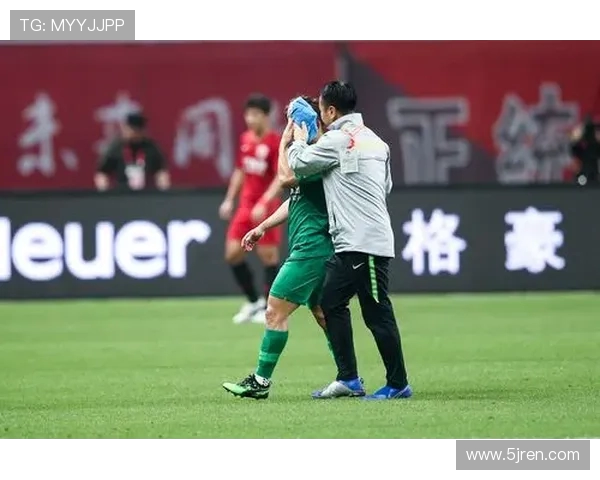 国安与上港激战正酣精彩对决全程直播不容错过