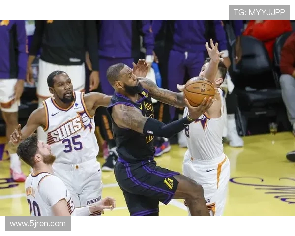 快船与湖人激战26号NBA焦点之战谁能笑到最后 快船与湖人激战26号NBA焦点之战谁能笑到最后